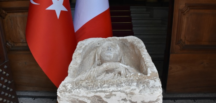 İtalya, Zeugma'dan kaçırılan tarihi mezar stelini Türkiye'ye iade etti
