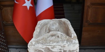 İtalya, Zeugmadan kaçırılan tarihi mezar stelini Türkiyeye iade etti