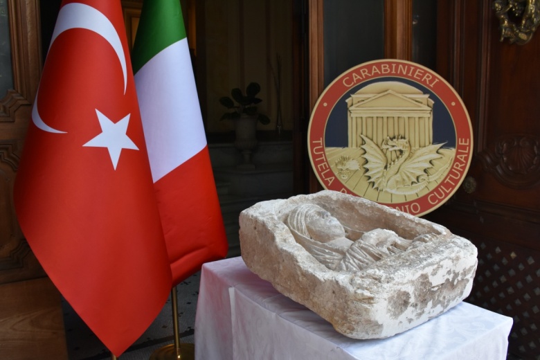 İtalya'nın Türkiye'ye iade ettiği Zeugma Antik kenti kökenli  tarihi mezar steli
