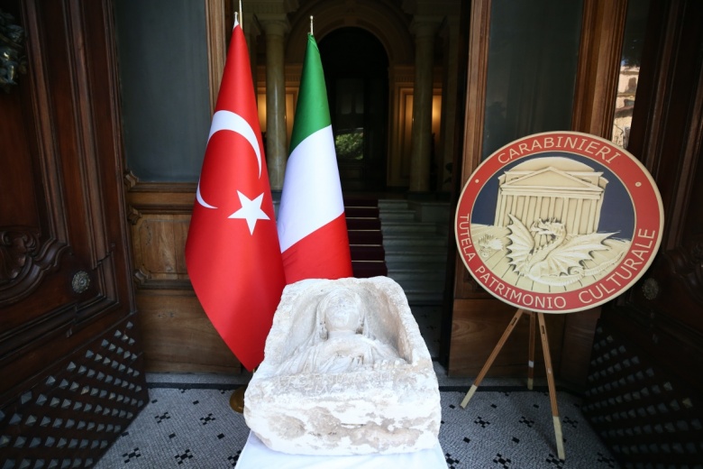 İtalya'nın Türkiye'ye iade ettiği Zeugma Antik kenti kökenli  tarihi mezar steli