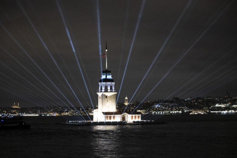 Kız Kulesi İstanbulluları yeniden böyle selamladı