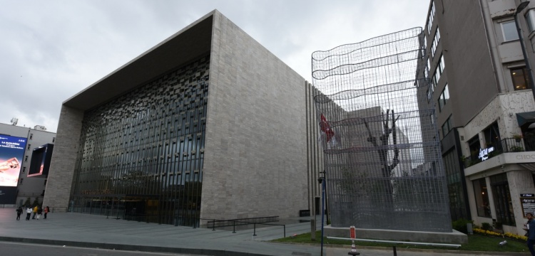 Atatürk Kültür Merkezi'nin yeni heykeli binanın yanındaki yerini aldı