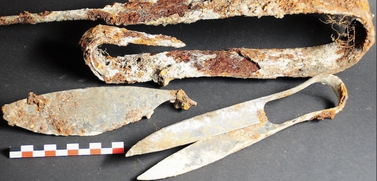 Almanya'da 2300 yıllık Kelt mezarından makas, ustura ve bükülmüş kılıç çıktı