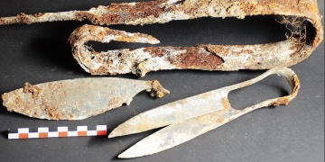 Almanyada 2300 yıllık Kelt mezarından makas, ustura ve bükülmüş kılıç çıktı