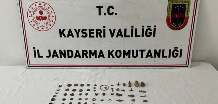 Talas'ta bir kişi satmak istediği tarihi eserlerle yakalandı