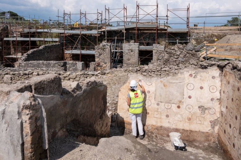 Pompei antik kentinde mitolojik sahnelerle süslü iki yeni duvar keşfedildi