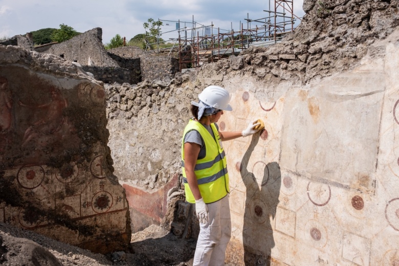 Pompei antik kentinde mitolojik sahnelerle süslü iki yeni duvar keşfedildi