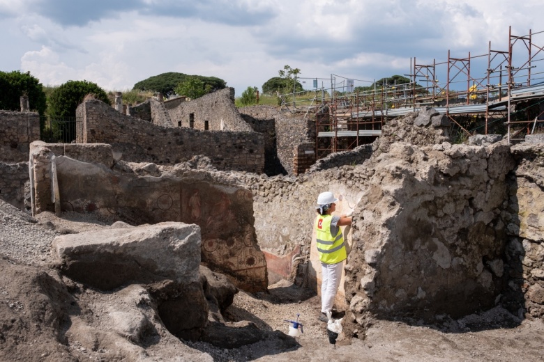 Pompei antik kentinde mitolojik sahnelerle süslü iki yeni duvar keşfedildi