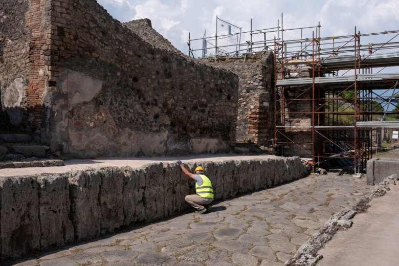 Pompei antik kentinde mitolojik sahnelerle süslü iki yeni duvar keşfedildi