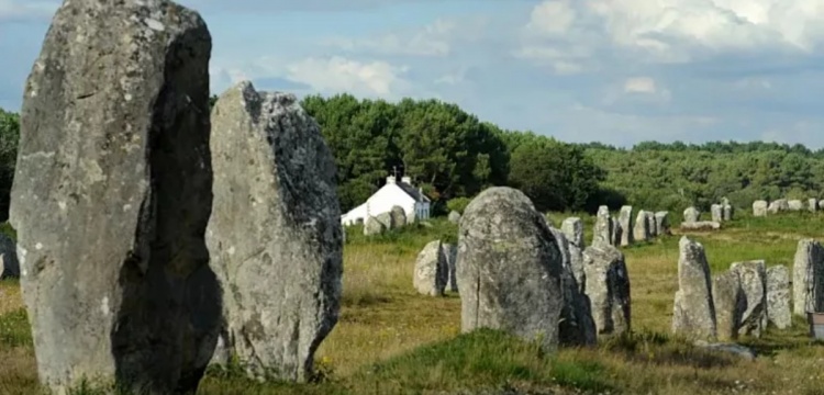 Fransa'nın 7 Bin yıllık Stonehenge adayı menhirleri kapitalizmin kurbanı oldu!