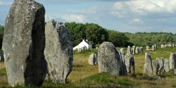 Fransanın 7 Bin yıllık Stonehenge adayı menhirleri kapitalizmin kurbanı oldu!