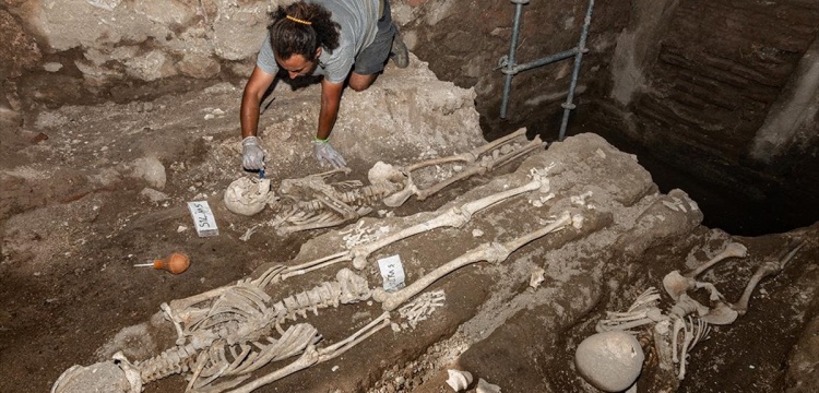 İznik'te Hristiyan ve Müslümanlara ait 'çatkı mezarlar' bulundu