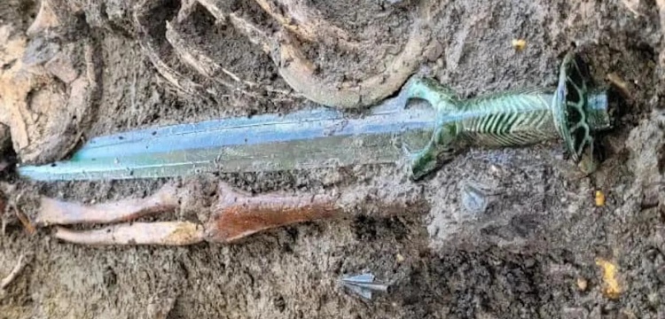 Almanya'da parlaklığını yitirmemiş 3 bin yıllık bronz kılıç bulundu