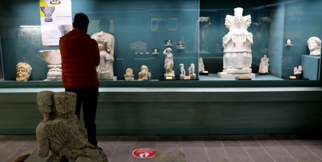 Aizanoi Antik Kentinde bulunan eserler Kütahya arkeoloji Müzesinde sergileniyor.