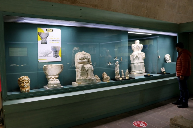Aizanoi Antik Kenti'nde bulunan eserler Kütahya arkeoloji Müzesi'nde sergileniyor.