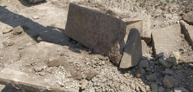 Dinar'da bina için temel kazılırken tarihi lahit bulundu