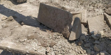 Dinarda bina için temel kazılırken tarihi lahit bulundu
