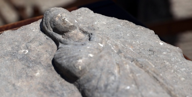 Saraçhane Arkeoloji Parkındaki kazıda, Roma dönemine ait 3 mezar steli bulundu