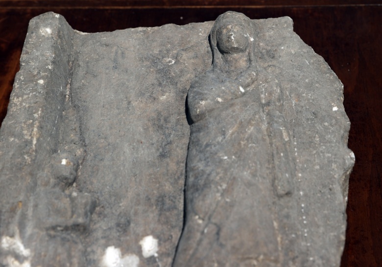 Saraçhane Arkeoloji Parkı'ndaki kazıda, Roma dönemine ait 3 mezar steli bulundu