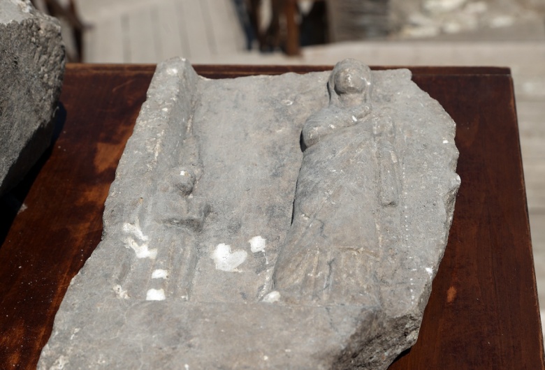Saraçhane Arkeoloji Parkı'ndaki kazıda, Roma dönemine ait 3 mezar steli bulundu