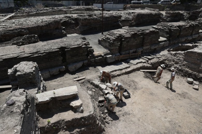 Saraçhane Arkeoloji Parkı'ndaki kazıda, Roma dönemine ait 3 mezar steli bulundu