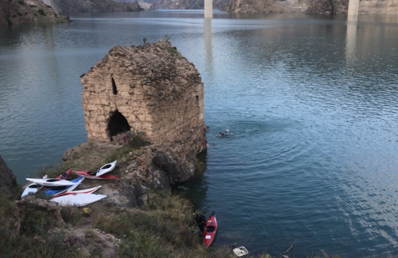 Yusufeli Baraj Gölü ve Tekkale Köyü Kalesi