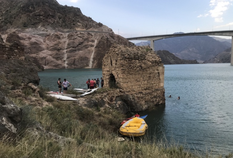 Yusufeli Baraj Gölü ve Tekkale Köyü Kalesi