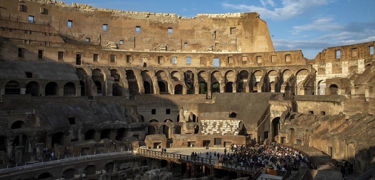 Onyedi yaşındaki kız Roma'daki 2 bin yıllık Kolezyum duvarına yazı kazırken yakalandı