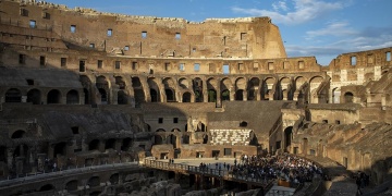 Onyedi yaşındaki kız Romadaki 2 bin yıllık Kolezyum duvarına yazı kazırken yakalandı