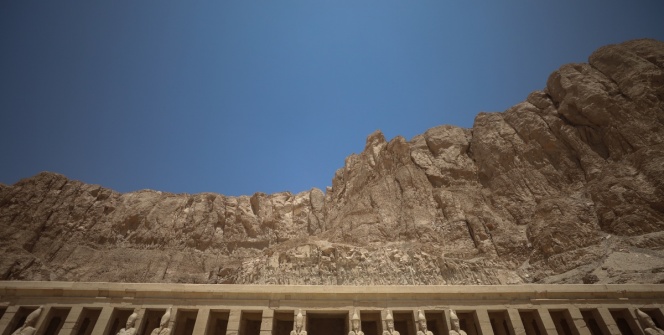 Kadın firavunu Hatşepsutun Luksordaki tapınağı