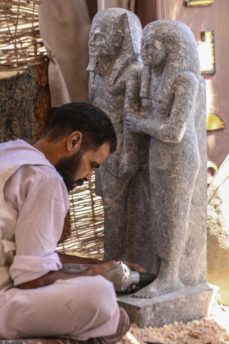 Mısır'ın Luksor kentinde turistler için üretilen 'arkeolojik hediyelikler'e ilgi yoğun