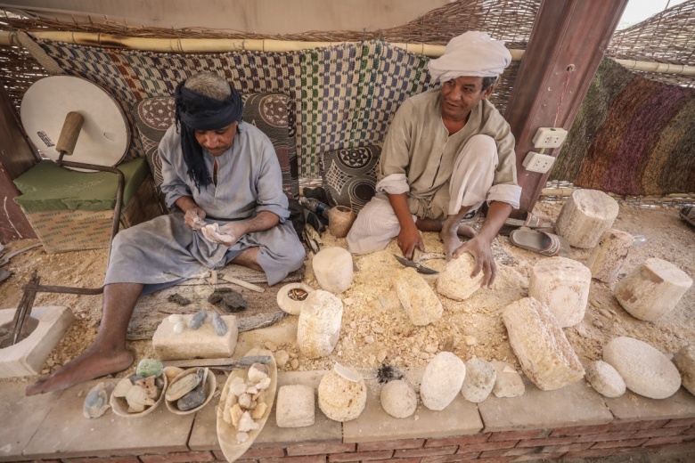 Mısır'ın Luksor kentinde turistler için üretilen 'arkeolojik hediyelikler'e ilgi yoğun