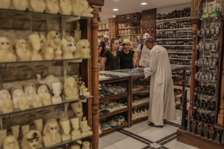 Mısır'ın Luksor kentinde turistler için üretilen 'arkeolojik hediyelikler'e ilgi yoğun