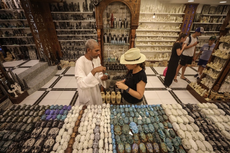 Mısır'ın Luksor kentinde turistler için üretilen 'arkeolojik hediyelikler'e ilgi yoğun