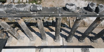 Euromos Antik Kentindeki Zeus Lepsynos Tapınağı yeninden ayağa kaldırılıyor