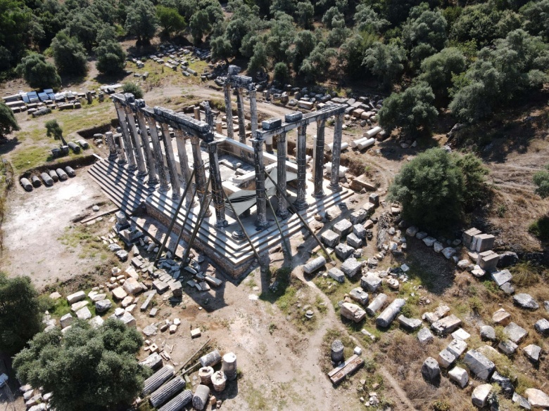 Milas'taki , Zeus Lepsynos Tapınağı'nın restorasyonu sürüyor.