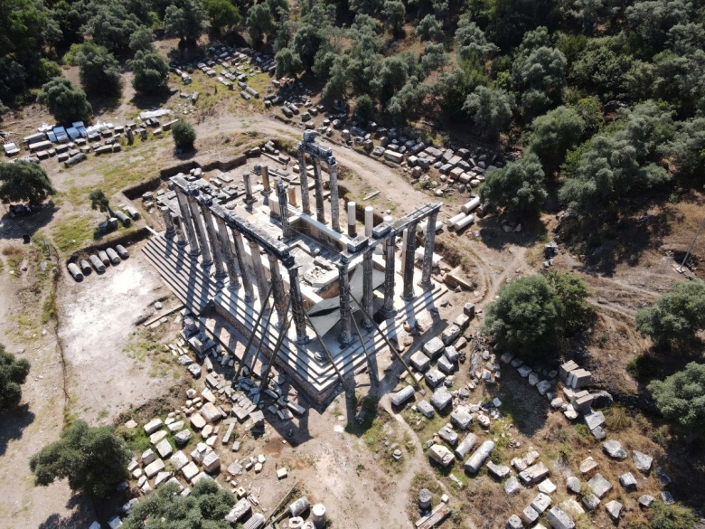 Milas'taki , Zeus Lepsynos Tapınağı'nın restorasyonu sürüyor.