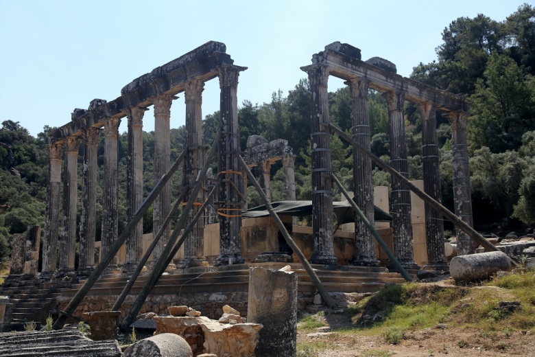 Milas'taki , Zeus Lepsynos Tapınağı'nın restorasyonu sürüyor.