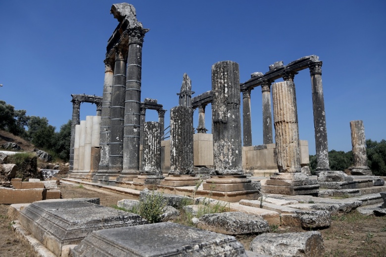 Milas'taki , Zeus Lepsynos Tapınağı'nın restorasyonu sürüyor.