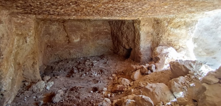 Adıyaman'da sulama kanalı inşaatı sırasında 1800 yıllık 3 nişli kaya mezar bulundu