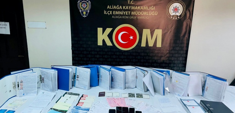 İzmir'de bir çeteye ait uyuşturucu ve silahlar arasında el yazması kitap ele geçirildi