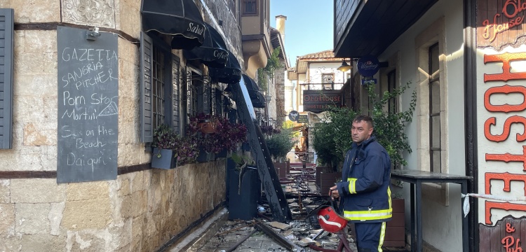 Antalya Kaleiçi'nin tarihi mahalesinde yangın faciası: 2 turist öldü 10 turist yaralı