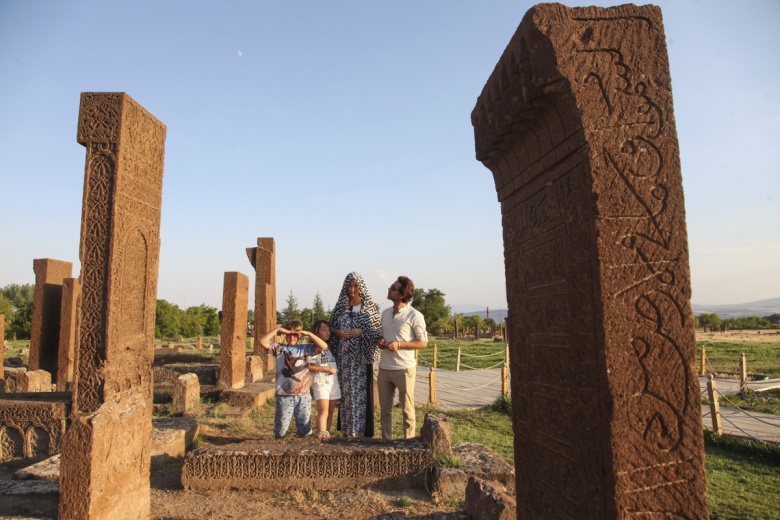 Bitlis'in gelini Wilma Elles, Selçuklu Mezarlığını gezdi, Van Gölü'nde yüzdü