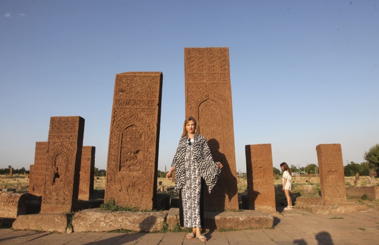 Bitlis'in gelini Wilma Elles, Selçuklu Mezarlığını gezdi, Van Gölü'nde yüzdü