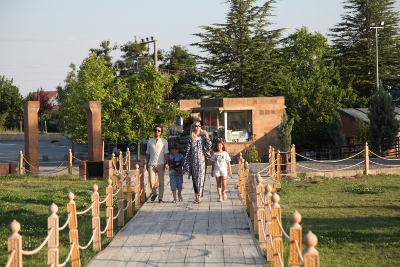 Bitlis'in gelini Wilma Elles, Selçuklu Mezarlığını gezdi, Van Gölü'nde yüzdü