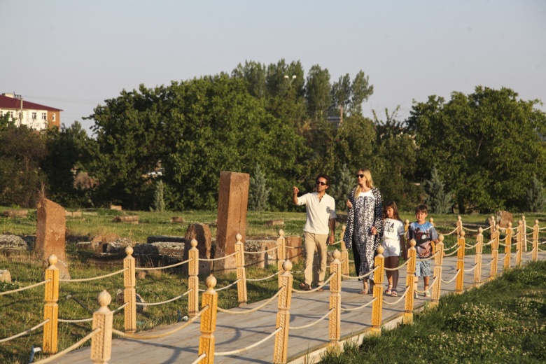 Bitlis'in gelini Wilma Elles, Selçuklu Mezarlığını gezdi, Van Gölü'nde yüzdü