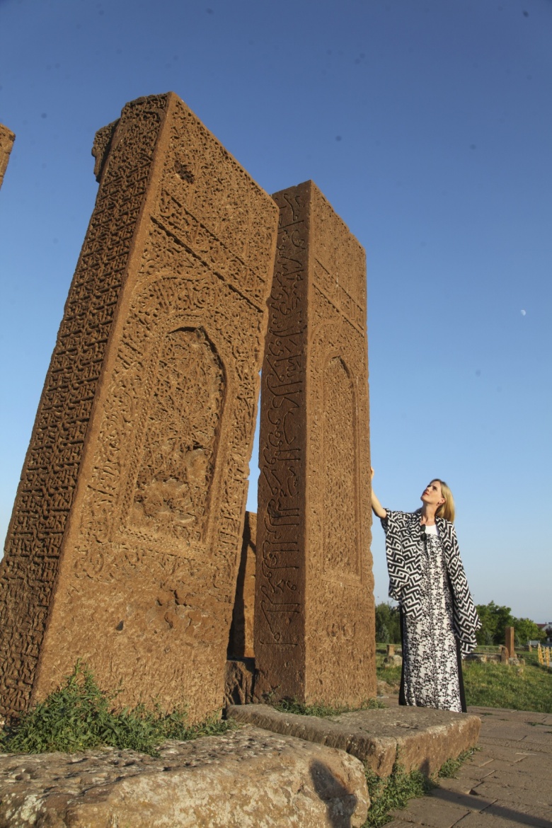 Bitlis'in gelini Wilma Elles, Selçuklu Mezarlığını gezdi, Van Gölü'nde yüzdü