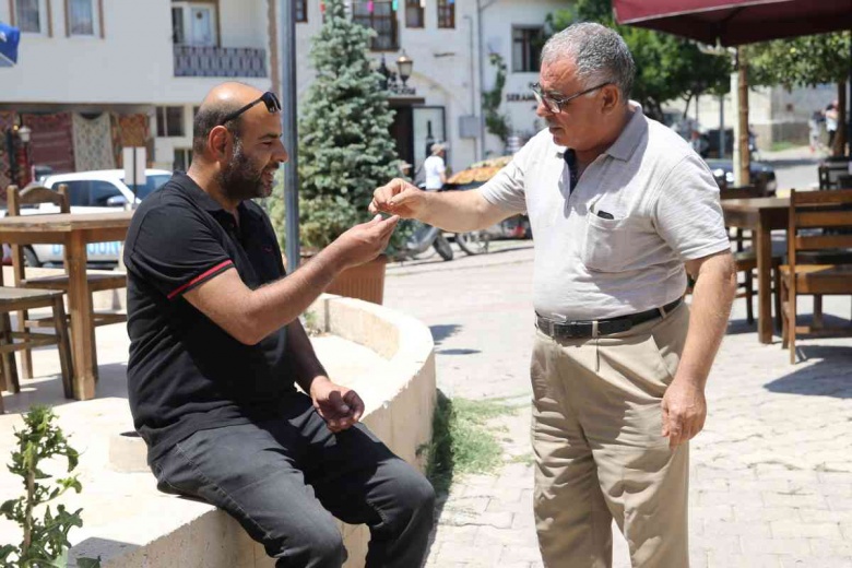 Hediye ettiği minik testilerin Avanos'un simgesi olmasını isteyen emektar çömlekçi