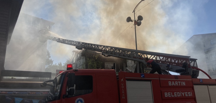 Bartın’da iki katlı tarihi ahşap ev yandı