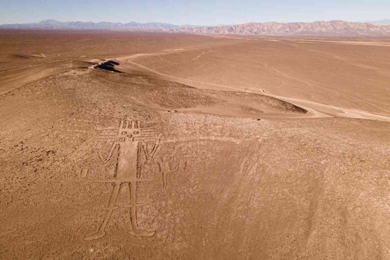 Tarapaca Devi 3 bin yıl önce çizildi 119 metre boyunda ve ne olduğu hâlâ bilinmiyor